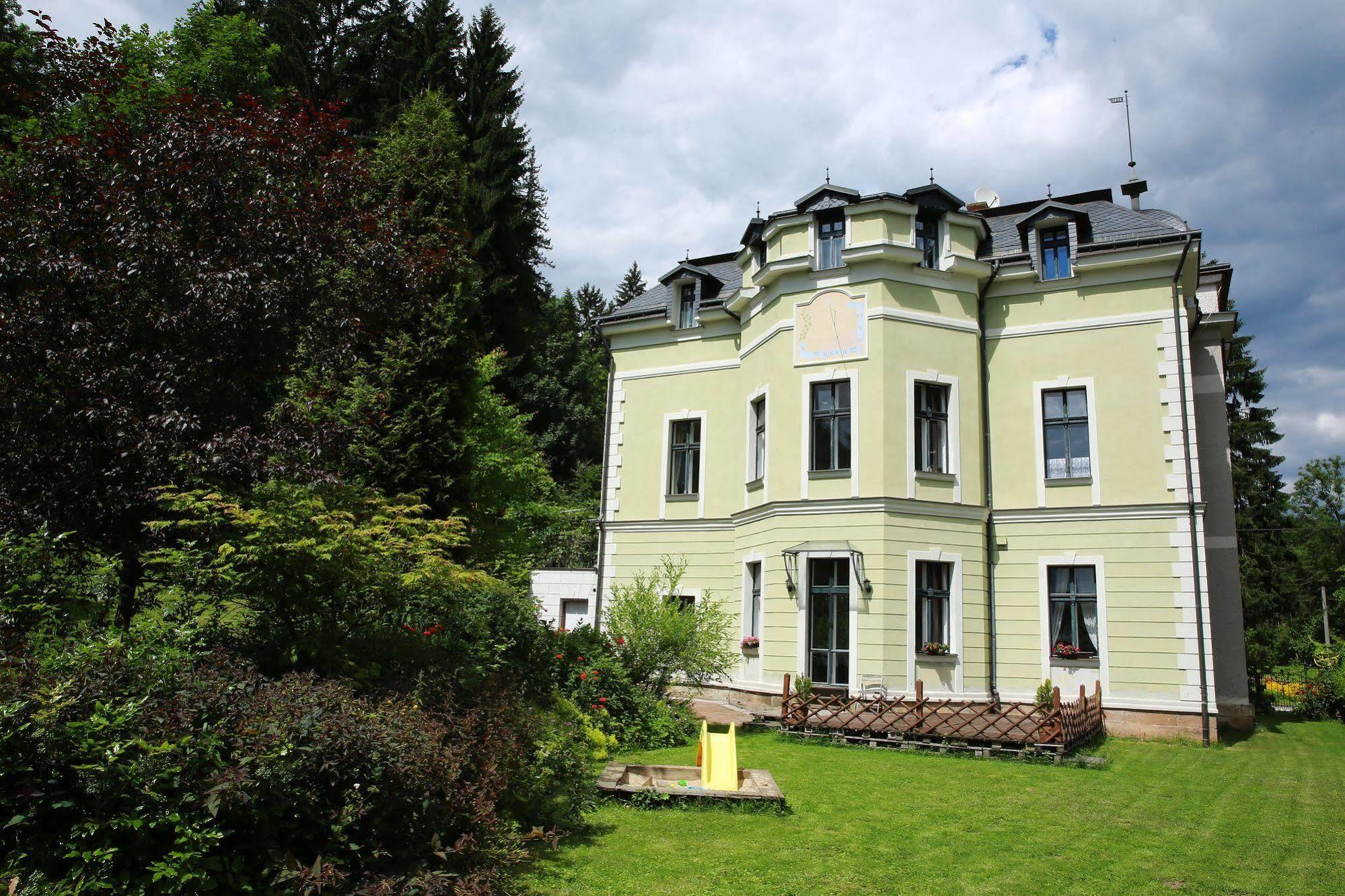 Penzion Vila Julie Йилемнице Экстерьер фото